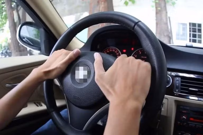 4 kiểu cầm vô lăng ô tô sai cách tài xế thường mắc phải
