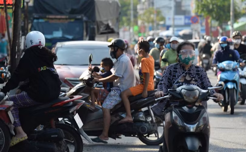 Tấp nập trước giờ siết chặt giãn cách ở TP Hồ Chí Minh