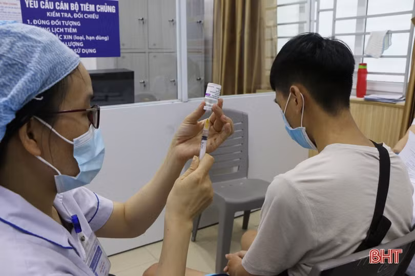 Hà Tĩnh tiêm vắc-xin phòng COVID-19 cho tiểu thương, hộ kinh doanh