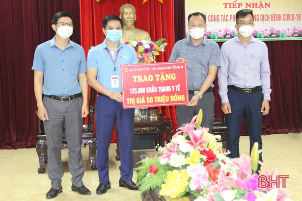 Các doanh nghiệp Hà Tĩnh hỗ trợ vật tư y tế phòng, chống dịch COVID-19