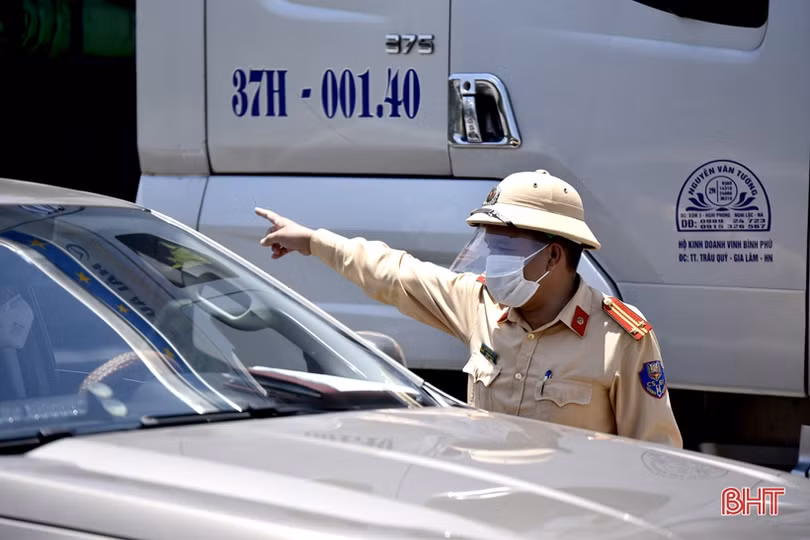 Các lực lượng “đội nắng” bám chốt phòng dịch COVID-19 ở TX Hồng Lĩnh