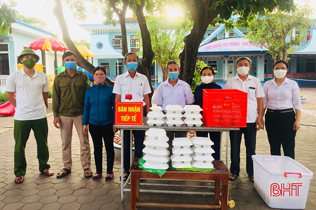 Nấu gần 7.500 suất cơm cho các khu cách ly tập trung ở TX Kỳ Anh