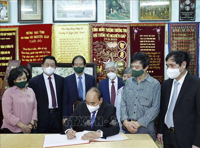 Chủ tịch nước Nguyễn Xuân Phúc dâng hương tưởng nhớ Đại tướng Võ Nguyên Giáp