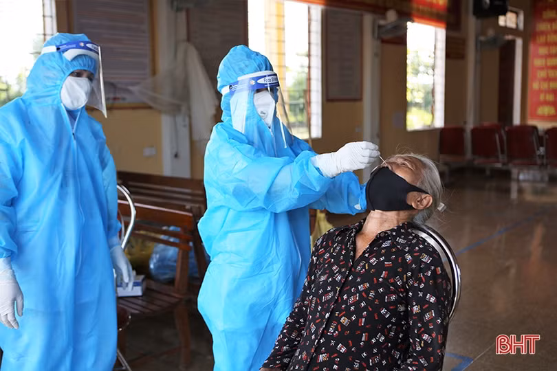 Dồn sức hoàn thành lấy mẫu xét nghiệm RT-PCR cho gần 9.700 người dân Tùng Lộc trước 21h tối nay