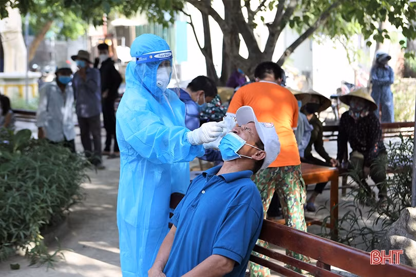 Dồn sức hoàn thành lấy mẫu xét nghiệm RT-PCR cho gần 9.700 người dân Tùng Lộc trước 21h tối nay