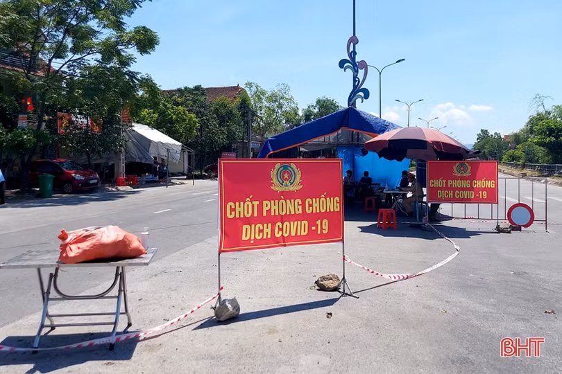 Các lực lượng “đội nắng” bám chốt phòng dịch COVID-19 ở TX Hồng Lĩnh