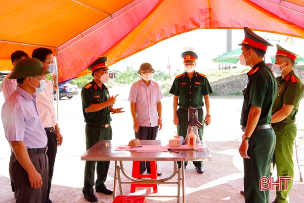 Các lực lượng “đội nắng” bám chốt phòng dịch COVID-19 ở TX Hồng Lĩnh