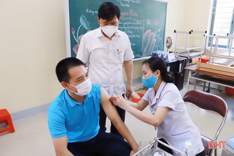 Hà Tĩnh tiêm vắc-xin phòng COVID-19 cho tiểu thương, hộ kinh doanh