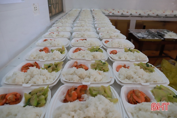 Nghi Xuân hỗ trợ 2.896 suất ăn cho các khu cách ly y tế