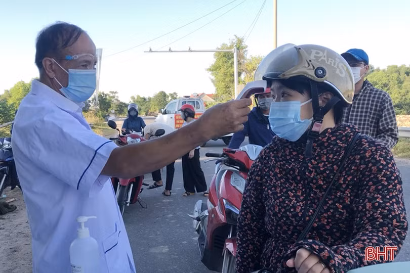 Sau khi lập các chốt kiểm soát, người dân ra/vào TP Hà Tĩnh cần điều kiện gì? ảnh 6 Sau khi lập các chốt kiểm soát, người dân ra/vào TP Hà Tĩnh cần điều kiện gì?