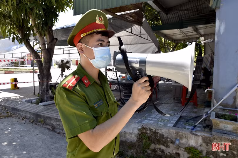 Các lực lượng “đội nắng” bám chốt phòng dịch COVID-19 ở TX Hồng Lĩnh