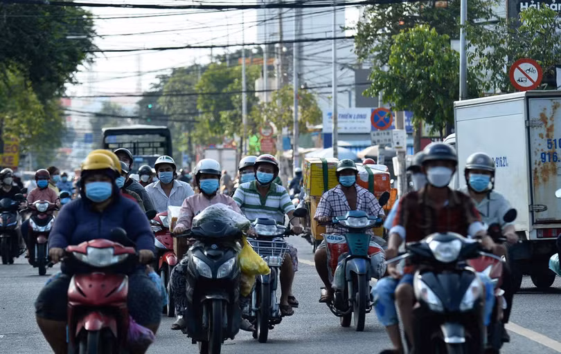 Tấp nập trước giờ siết chặt giãn cách ở TP Hồ Chí Minh