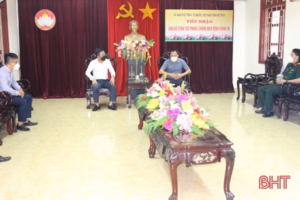 Các doanh nghiệp Hà Tĩnh hỗ trợ vật tư y tế phòng, chống dịch COVID-19