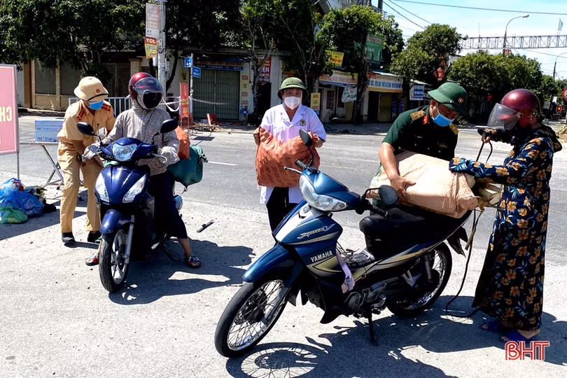 Các lực lượng “đội nắng” bám chốt phòng dịch COVID-19 ở TX Hồng Lĩnh