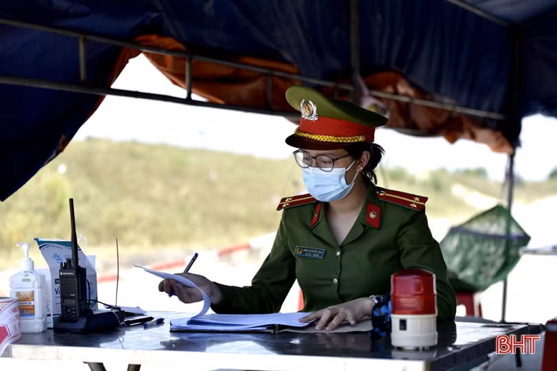 Các lực lượng “đội nắng” bám chốt phòng dịch COVID-19 ở TX Hồng Lĩnh