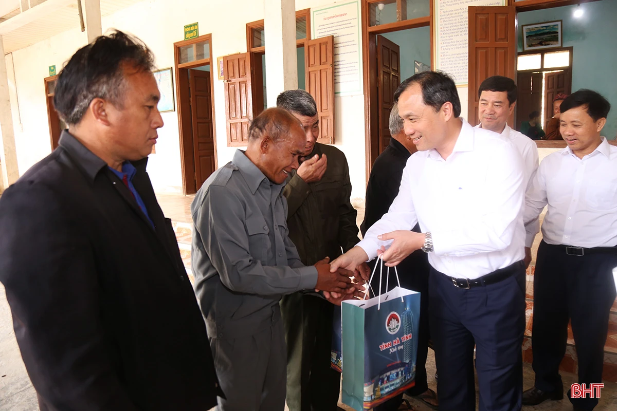 Bí thư Tỉnh ủy Hoàng Trung Dũng tặng quà, thăm hỏi tình hình sức khỏe người dân bản Thoọng Pẹ.