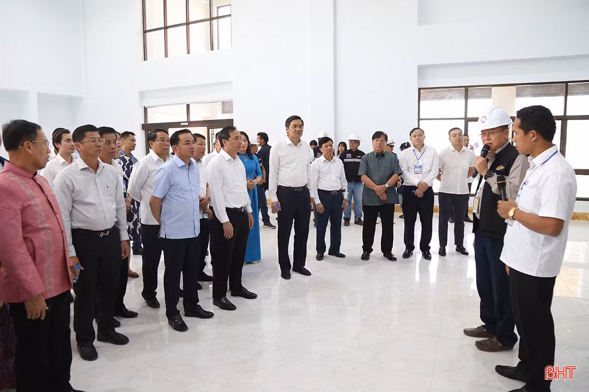 Bí thư Tỉnh ủy Hoàng Trung Dũng và đoàn công tác nghe chủ đầu tư giới thiệu về dự án cầu Hữu nghị 5 Bolikhămxay - Bưng Càn.