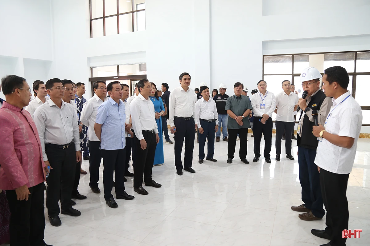 Bí thư Tỉnh ủy Hoàng Trung Dũng và đoàn công tác nghe chủ đầu tư giới thiệu về dự án cầu Hữu nghị 5 Bolikhămxay - Bưng Càn.
