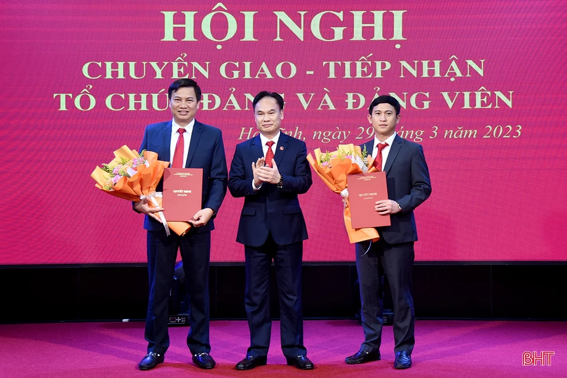 Chuyển giao đảng bộ cơ sở Agribank Chi nhánh Hà Tĩnh và Agribank Chi nhánh Hà Tĩnh II