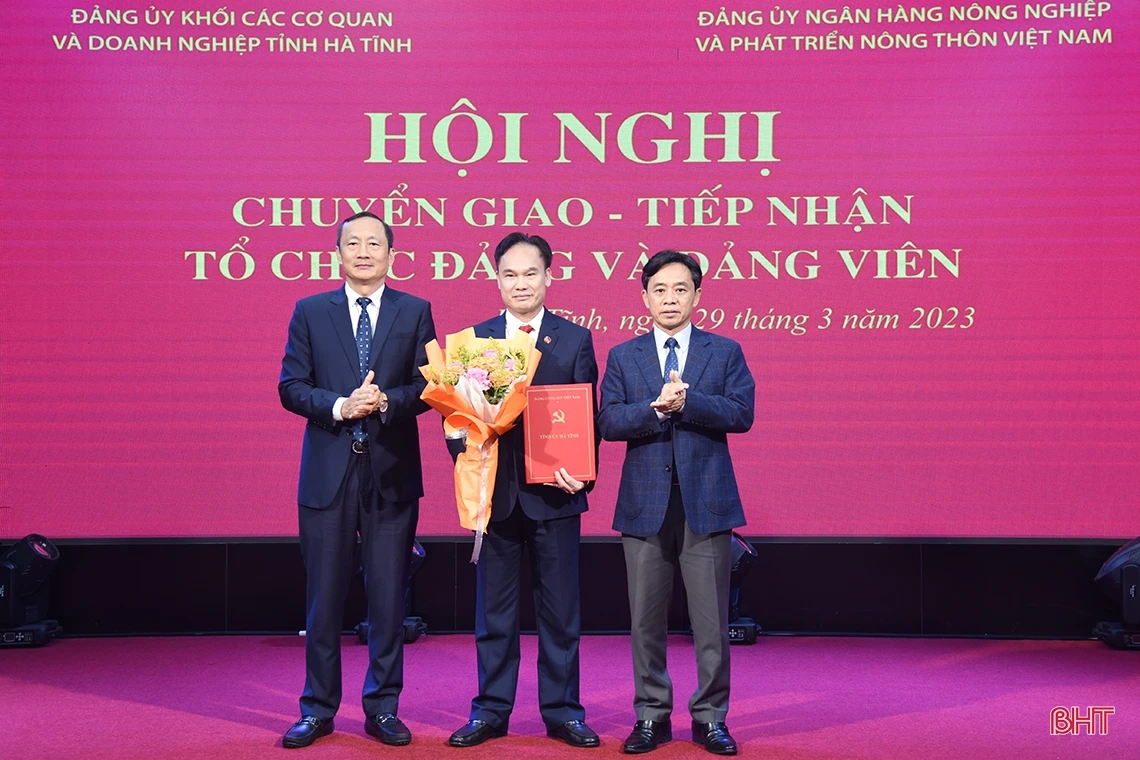 Chuyển giao đảng bộ cơ sở Agribank Chi nhánh Hà Tĩnh và Agribank Chi nhánh Hà Tĩnh II