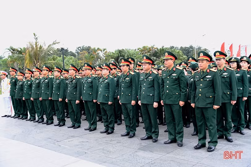 Đoàn đại biểu LLVT Hà Tĩnh dâng hương tưởng niệm Chủ tịch Hồ Chí Minh và các anh hùng liệt sỹ