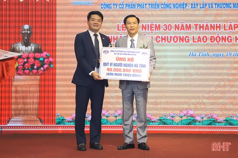 Công ty CP Phát triển công nghiệp - xây lắp và thương mại Hà Tĩnh đón nhận Huân chương Lao động hạng Nhất