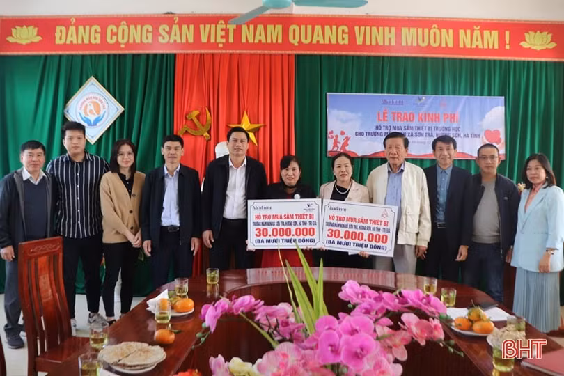 Trao tặng trang thiết bị cho trường học ở Hương Sơn