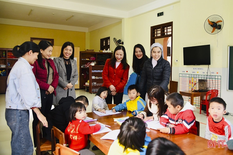Hội phụ nữ các cấp ở Hà Tĩnh tặng nhiều phần quà ý nghĩa cho cán bộ, hội viên công giáo