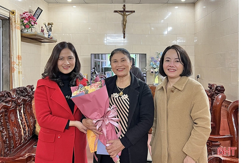 Ban Thường trực Ủy ban MTTQ tỉnh chúc mừng lễ Giáng sinh các giáo xứ