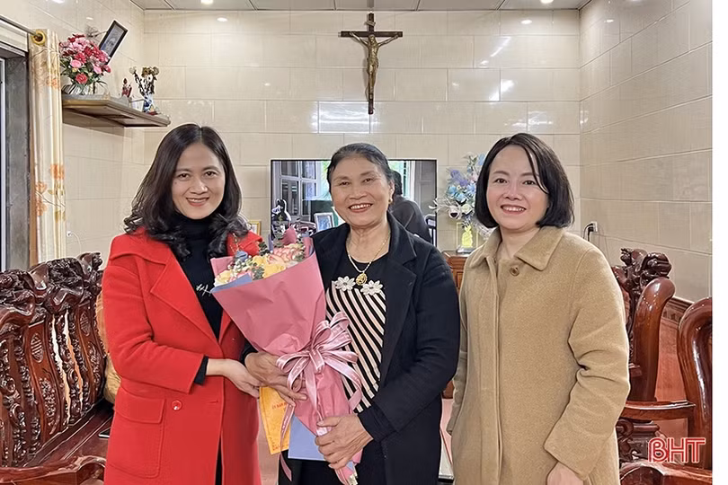 Ban Thường trực Ủy ban MTTQ tỉnh chúc mừng lễ Giáng sinh các giáo xứ