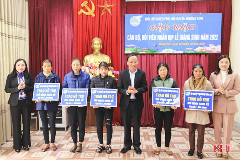 Hội phụ nữ các cấp ở Hà Tĩnh tặng nhiều phần quà ý nghĩa cho cán bộ, hội viên công giáo