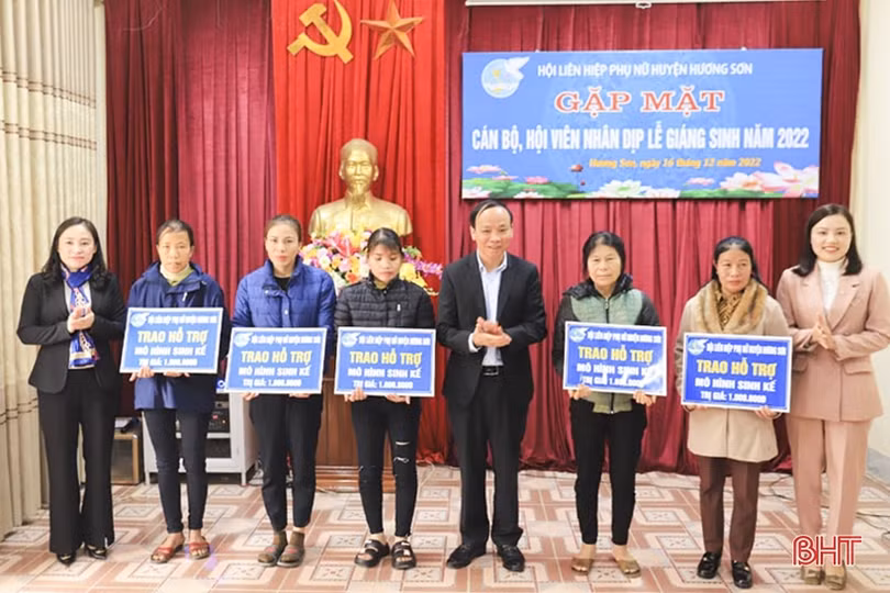 Hội phụ nữ các cấp ở Hà Tĩnh tặng nhiều phần quà ý nghĩa cho cán bộ, hội viên công giáo