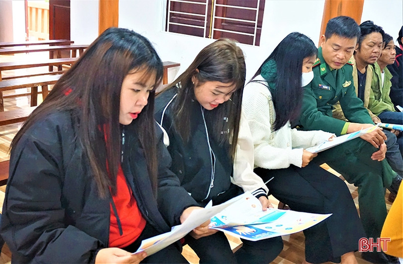 Bà con dân tộc Chứt học cách chăm sóc sức khỏe sinh sản