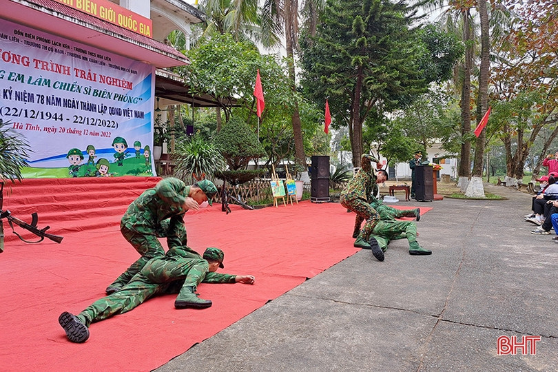 Gần 200 học sinh Nghi Xuân được trải nghiệm, thử làm chiến sĩ biên phòng