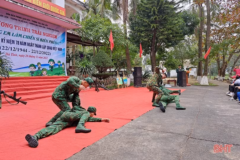 Gần 200 học sinh Nghi Xuân được trải nghiệm, thử làm chiến sĩ biên phòng