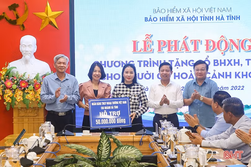 Ấm nghĩa tình từ chương trình tặng sổ BHXH, thẻ BHYT ở Hà Tĩnh