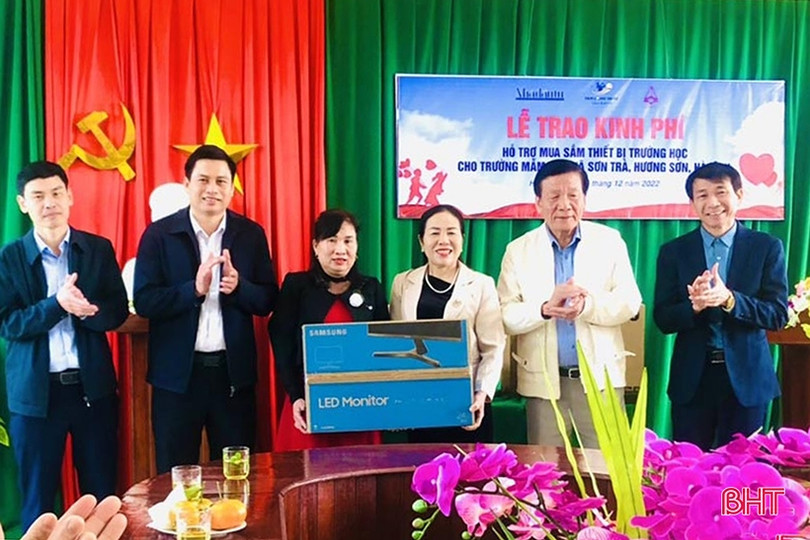 Trao tặng trang thiết bị cho trường học ở Hương Sơn