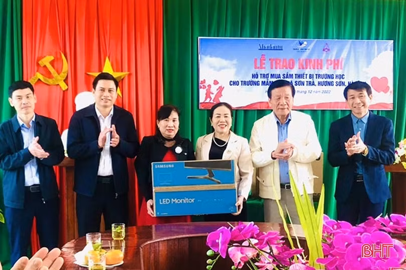Trao tặng trang thiết bị cho trường học ở Hương Sơn