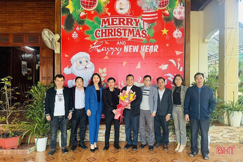 Ban Thường trực Ủy ban MTTQ tỉnh chúc mừng lễ Giáng sinh các giáo xứ