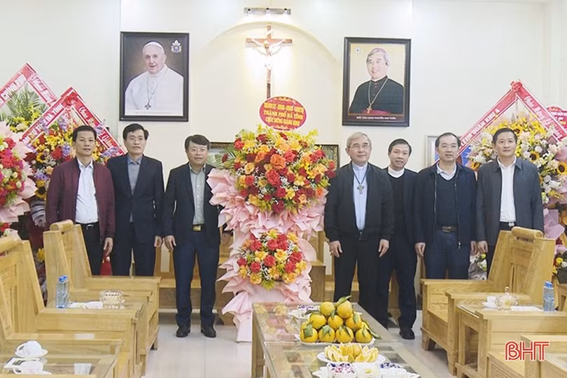 Lãnh đạo tỉnh chúc mừng Giáng sinh tại các địa phương