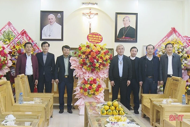 Lãnh đạo tỉnh chúc mừng Giáng sinh tại các địa phương