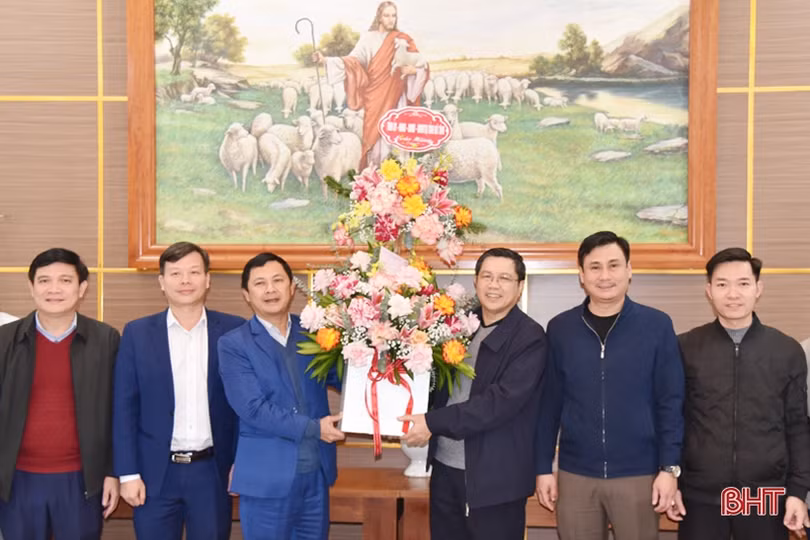 Ban Thường trực Ủy ban MTTQ tỉnh chúc mừng lễ Giáng sinh các giáo xứ