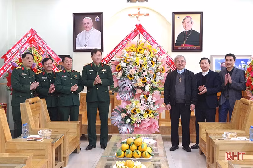 Bộ Tư lệnh Quân khu 4 chúc mừng Giáng sinh đồng bào Công giáo Hà Tĩnh