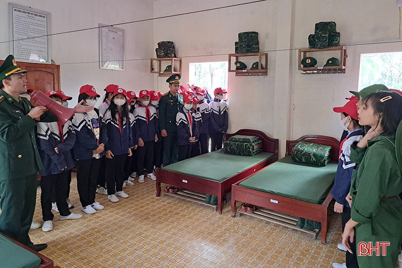 Gần 200 học sinh Nghi Xuân được trải nghiệm, thử làm chiến sĩ biên phòng