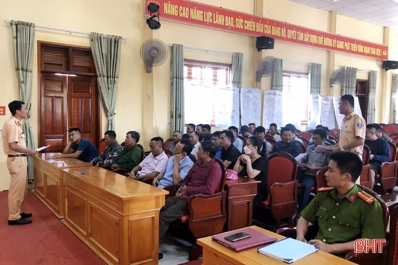 Tuyên truyền an toàn giao thông cho hơn 3.600 học sinh, người dân huyện Kỳ Anh