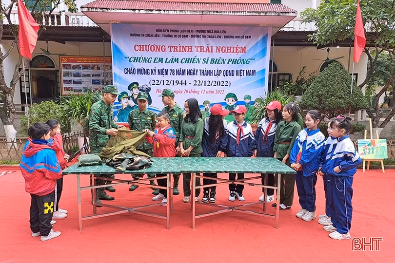 Gần 200 học sinh Nghi Xuân được trải nghiệm, thử làm chiến sĩ biên phòng