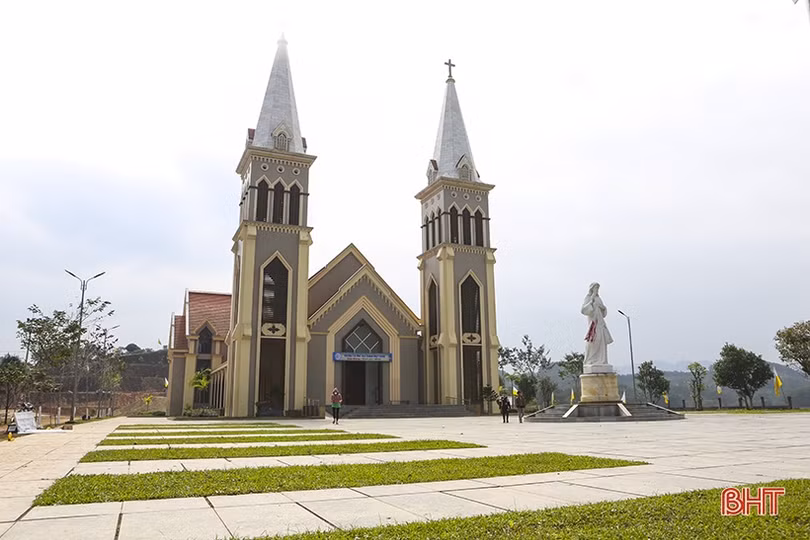 Rộn ràng đón lễ Giáng sinh trên khắp các xứ đạo ở Hà Tĩnh