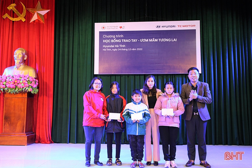 Trao 41 suất quà cho học sinh nghèo vượt khó ở Thạch Hà