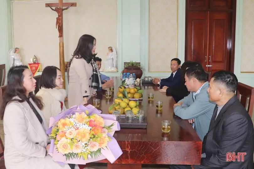 Lãnh đạo tỉnh chúc mừng Giáng sinh tại các địa phương