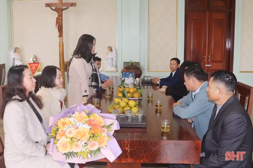 Lãnh đạo tỉnh chúc mừng Giáng sinh tại các địa phương